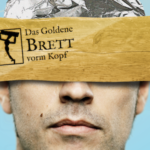 Vorschaubild: Das Goldene Brett 2023 - Gesicht mit goldenem Brett vor dem Kopf, Sujet ohne StÃ¶rer